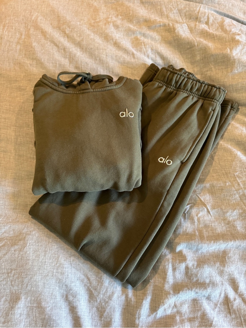 Alo Accolade Green Olive Sweat Set